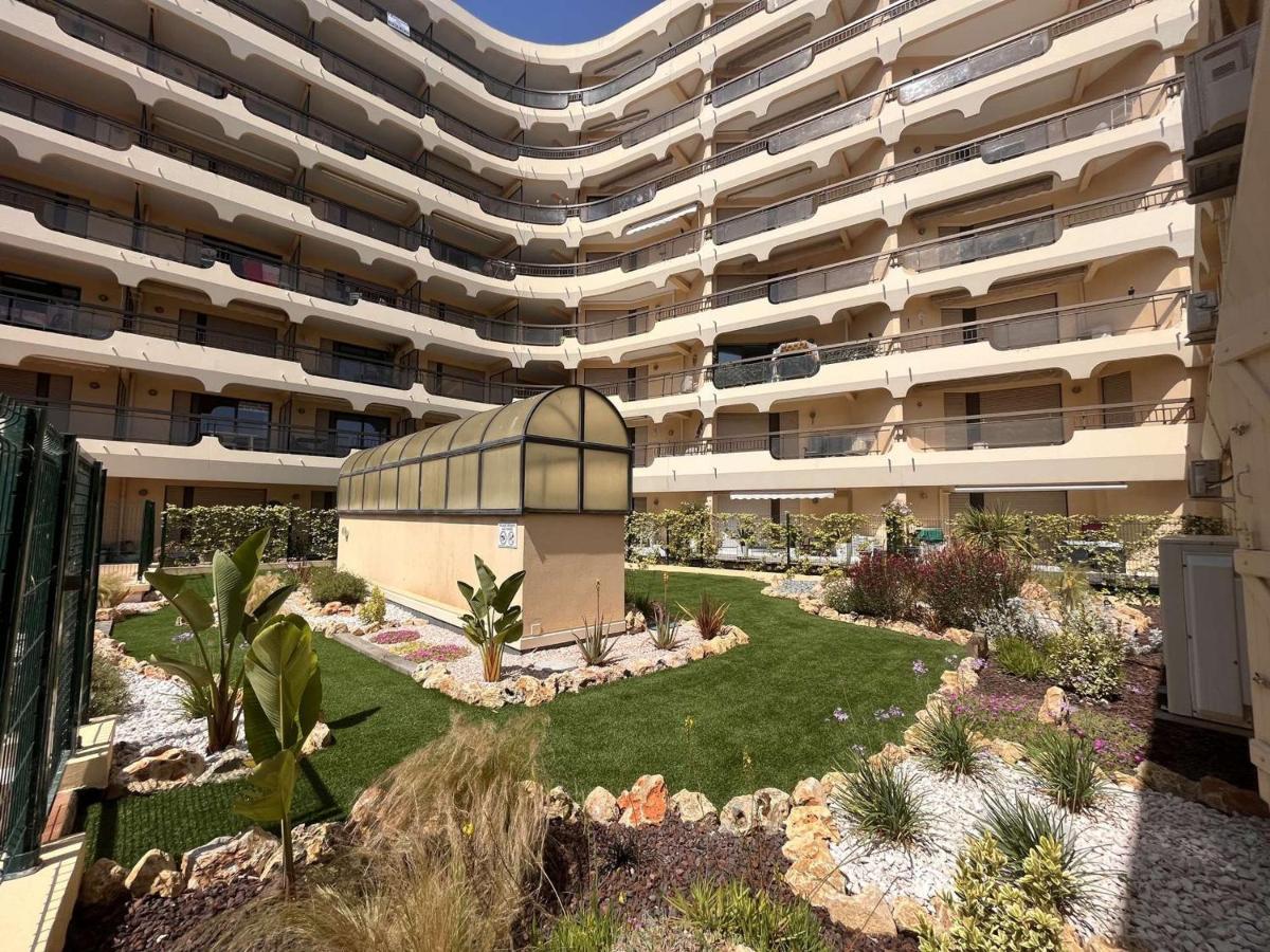 Studio Cabine A 200M De Port Frejus, Plage, Commerces, Terrasse, 4 Couchages, Menage Inclus - Fr-1-226A-31 Екстериор снимка